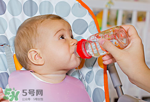 寶寶能喝礦泉水嗎？礦泉水寶寶適合寶寶喝嗎？