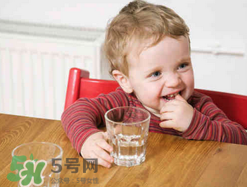 寶寶喝礦泉水好還是自來水好？寶寶喝哪種水好？