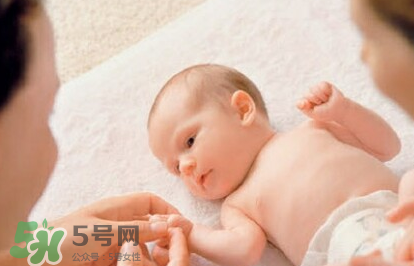 新生兒要多抱抱嗎？新生兒應該是多抱還是多躺？