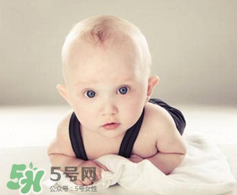 新生兒要多抱抱嗎？新生兒應該是多抱還是多躺？