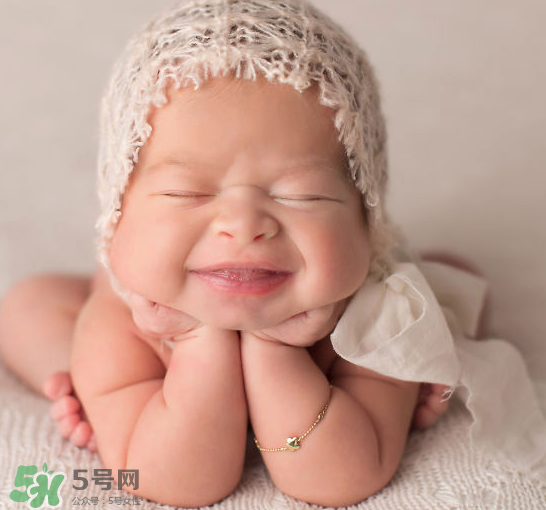 新生兒要多抱抱嗎？新生兒應該是多抱還是多躺？
