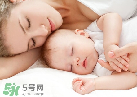 新生兒怎么睡覺姿勢正確？新生兒怎么睡頭型好看？