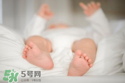寶寶發(fā)燒睡著了要叫醒吃藥嗎？9個(gè)處理寶寶發(fā)燒的辦法