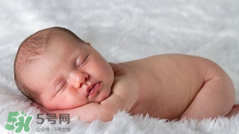 新生兒怎么睡覺姿勢正確？新生兒怎么睡頭型好看？