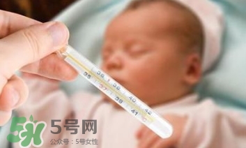 寶寶發(fā)燒睡著了要叫醒吃藥嗎？9個(gè)處理寶寶發(fā)燒的辦法