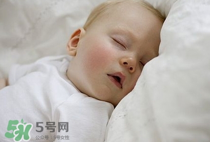 寶寶發(fā)燒睡著了要叫醒吃藥嗎？9個(gè)處理寶寶發(fā)燒的辦法