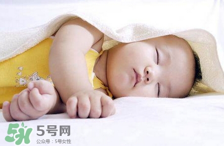 寶寶發(fā)燒睡著了要叫醒吃藥嗎？9個(gè)處理寶寶發(fā)燒的辦法
