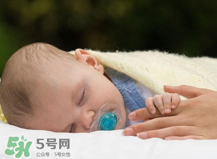新生兒怎么睡覺姿勢正確？新生兒怎么睡頭型好看？