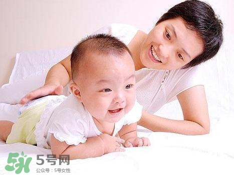 寶寶發(fā)燒出汗可以蓋被子嗎？寶寶發(fā)燒出汗了會(huì)退燒嗎？