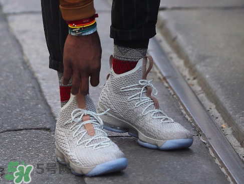 nike lebron 15 ghost什么時(shí)候發(fā)售_多少錢(qián)？