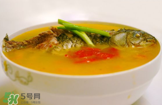 鯽魚湯可以放西紅柿嗎？西紅柿鯽魚湯的功效