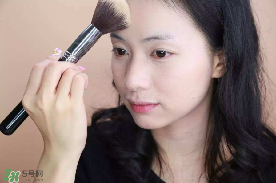 定妝噴霧好還是散粉？定妝噴霧在散粉后用嗎？