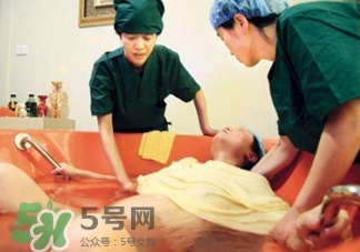 水中分娩時難產(chǎn)怎么辦？水中分娩和無痛分娩哪個好？