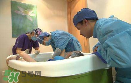 水中分娩時寶寶會嗆水嗎？水中分娩寶寶不會淹嗎？
