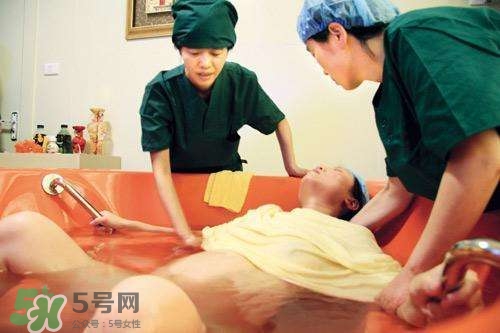 水中分娩時寶寶會嗆水嗎？水中分娩寶寶不會淹嗎？