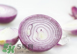 洋蔥榨汁能每天喝嗎？洋蔥汁能治什么?。?></p><h3>洋蔥怎么吃預(yù)防疾病</h3><p>防治心臟?。好刻彀氡笫[汁</p><p>洋蔥一種有血管擴(kuò)張功能的食物，能夠軟化血管，促進(jìn)引起血壓升高的鈉鹽等物質(zhì)的排泄，因此能調(diào)節(jié)血脂，降壓和預(yù)防血栓形成，很好的預(yù)防和輔助治療心臟病。</p><p>哈佛醫(yī)學(xué)院心臟科教授克多格爾威治博士指出，每天生吃半個洋蔥，或喝等量的洋蔥汁，平均可增加心臟病人約30%的高密度脂蛋白膽固醇HDL含量(HDL：有助于預(yù)防動脈粥狀硬化的膽固醇，就是〝好〞的膽固醇。)</p><p>補(bǔ)鈣：每天一盤炒洋蔥</p><p>洋蔥中含有一定鈣質(zhì)，并且其含有的揮發(fā)性硫化物可阻止鈣流失，如果單純的補(bǔ)鈣，而不阻止鈣流失，那補(bǔ)的鈣再多也沒用。</p><p>而鈣流失就是骨質(zhì)疏松的主要癥狀。瑞士科學(xué)家說，常吃洋蔥能提高骨密度，預(yù)防骨質(zhì)疏松。</p><p style=