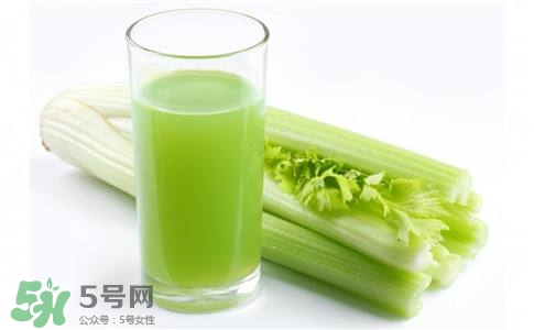 芹菜和什么榨汁好喝？芹菜榨汁需要煮熟嗎？