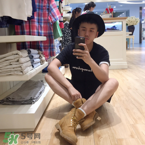 timberland鞋碼偏大嗎？timberland鞋碼偏大還是偏?。?></p><p>女人要買一雙好鞋，才能走的更爽，哈哈哈，本來想買cat的經(jīng)典款，糾結(jié)了好久，但是在Timberland試了覺得Timberland的更舒服，鞋型也瘦一點點，但是還是好帥啊，超級帥，而且沒有cat那么重。</p><p>Timberland就不用多介紹了吧，這也是鞋柜必備的鞋子之一，他家的鞋買回來都會磨腳，各位考慮好在入，一般我穿這雙鞋都會搭配比較長的白色襪子，個人喜好，覺得搭配的層次感比較重要。</p> </div>
<div align=