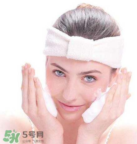 痘痘肌的護(hù)膚品怎么挑？正確挑選祛痘產(chǎn)品