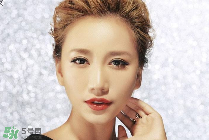 生理鹽水能泡隱形眼鏡嗎？生理鹽水能泡美瞳嗎？