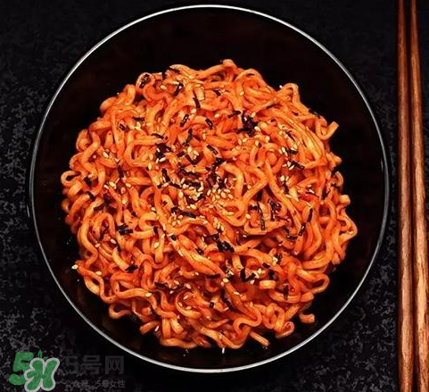 國產(chǎn)火雞面和韓國的味道一樣嗎？國產(chǎn)火雞面和韓國有什么區(qū)別？