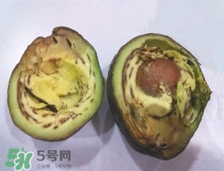 牛油果切開黑了能吃嗎？牛油果為什么會有黑點？
