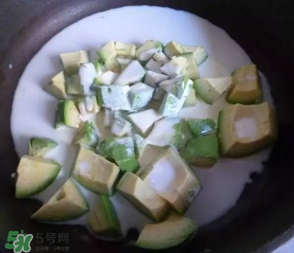 牛油果沙拉怎么做？牛油果沙拉用什么醬？