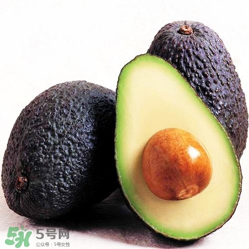 牛油果切開黑了能吃嗎？牛油果為什么會有黑點？