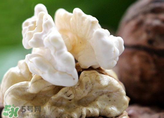 新鮮核桃外殼發(fā)霉能吃嗎？新鮮核桃長(zhǎng)毛還能吃嗎？