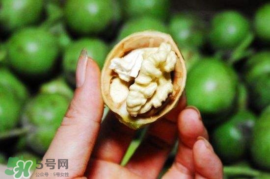 新鮮核桃要?jiǎng)兤?？剝皮時(shí)手變黑怎么清洗？