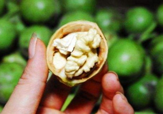 新鮮核桃要剝皮嗎？剝皮時手變黑怎么清洗？