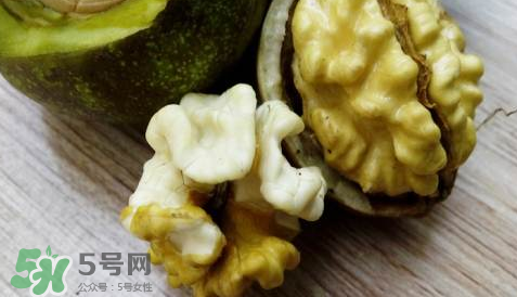 新鮮核桃要?jiǎng)兤?？剝皮時(shí)手變黑怎么清洗？