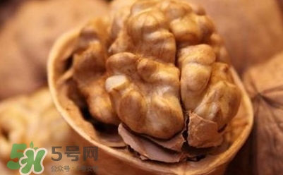 吃核桃對頭發(fā)有什么好處？為什么吃核桃對頭發(fā)生長有好處？