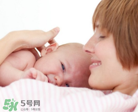 母乳寶寶一天大便幾次正常？母乳寶寶排便情況介紹
