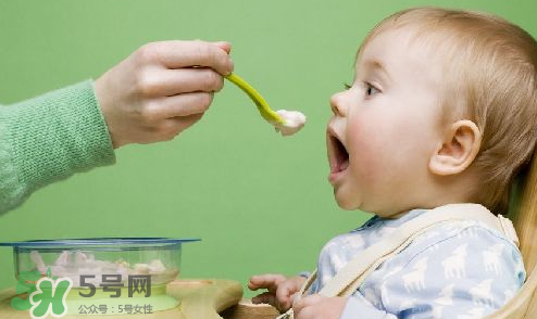 母乳寶寶幾個(gè)月添加輔食？母乳寶寶添加輔食的時(shí)間介紹