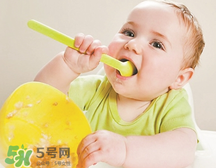 母乳寶寶幾個(gè)月添加輔食？母乳寶寶添加輔食的時(shí)間介紹