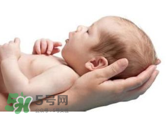 寶寶打嗝的原因  寶寶通常為什么打嗝？
