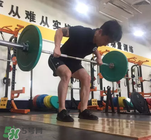 杠鈴劃船練哪里？杠鈴劃船重量怎么選？
