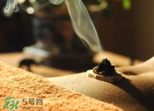 為什么艾灸特別適合現(xiàn)代人?艾灸是萬能的嗎？