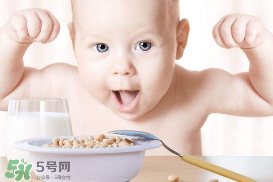 寶寶幾個月開始補(bǔ)鈣最合適？嬰幼兒幾個月的時候吃魚肝油