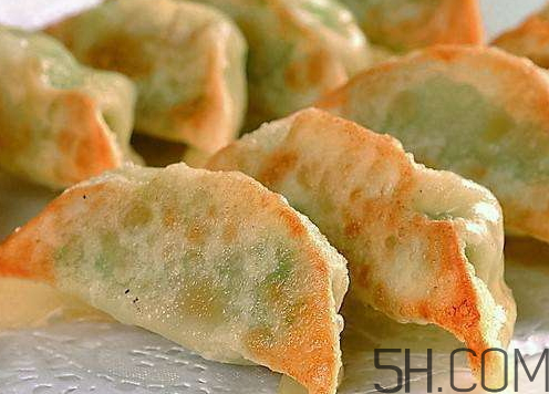 煎餃可以先蒸后煎嗎？煎餃?zhǔn)巧暹€是熟煎？