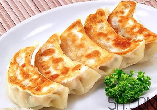 煎餃可以先蒸后煎嗎？煎餃?zhǔn)巧暹€是熟煎？