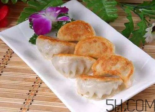 煎餃可以先蒸后煎嗎？煎餃?zhǔn)巧暹€是熟煎？