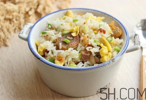 蛋炒飯可以放生抽嗎 蛋炒飯放生抽還是老抽？