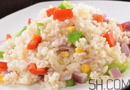 蛋炒飯為什么要用隔夜飯？蛋炒飯可以用熱飯嗎？