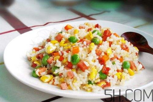 蛋炒飯為什么要用隔夜飯？蛋炒飯可以用熱飯嗎？