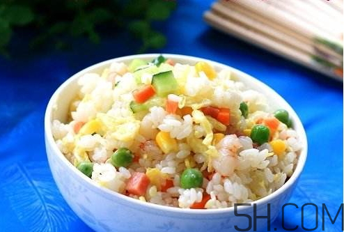 蛋炒飯?jiān)趺醇訜?？蛋炒飯微波爐加熱多久？