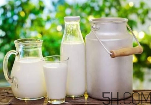 早上喝牛奶豐胸嗎？早上喝牛奶會(huì)胖嗎？
