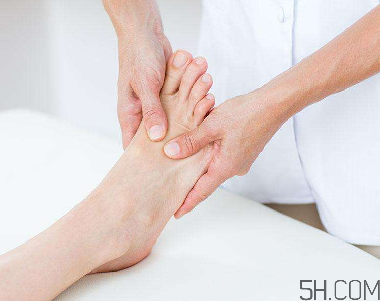 腳氣會(huì)引起灰指甲嗎？腳氣加灰指甲怎么治？