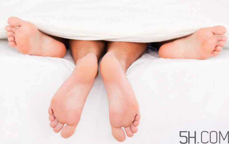 腳氣會(huì)引起灰指甲嗎？腳氣加灰指甲怎么治？